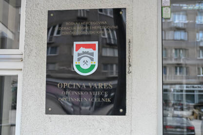 Grb općine Vareš na ulazu u zgradu općine / opštine Vareš u Bosni i Hercegovini.