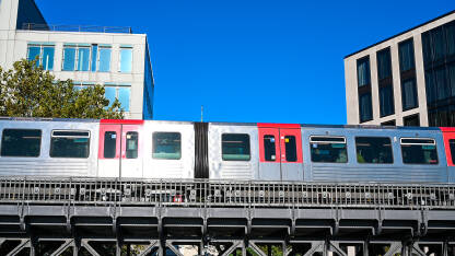 Voz prevozi putnike u gradu. Željeznice. Transport u Hamburgu, Njemačka.