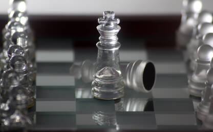Kralj osvaja damu, staklene šahovske figure - koncept