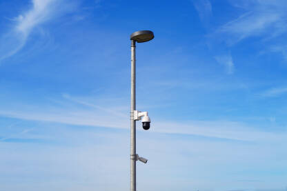 Stub ulične rasvijete sa nadzornom kamerom.