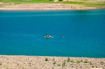 Peručko jezero, Hrvatska: Turisti na kajaku na jezeru. Turisti koji se zabavljaju i uživaju na vodi.