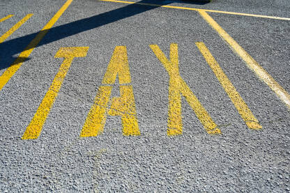 Taksi štand u gradu. Znak za taxi stajalište na asfaltu.