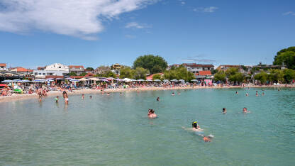 Vodice, Hrvatska: Ljudi na moru. Ljetni godišnji odmor. Turisti plivaju i zabavljaju se u vodi.