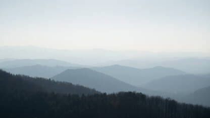 Slojevi brda u magli, pogled da planine Ljubić kod Prnjavora