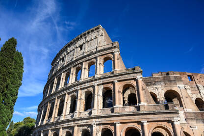 Rim, Italija: Koloseum u Rimu. Turisti. Rim, Italija: Koloseum u Rimu. Turisti ispred jedne od najpoznatijih znamenitosti na svijetu. Rimska arhitektura.