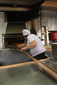 pekarka na poslu pečenja lepina