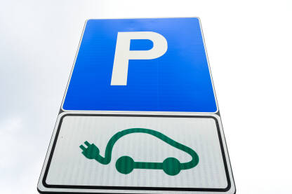 Znak za punjenje električnog vozila. Parking rezervisan za električne automobile. Stanica za punjenje.