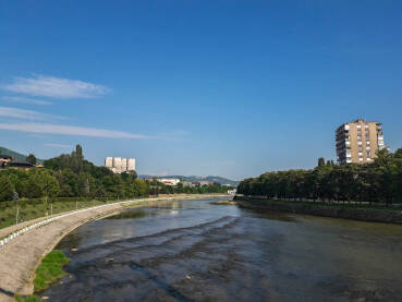 Zenica, Bosna i Hercegovina, pogled na park Kamberovića polje i rijeku Bosnu.