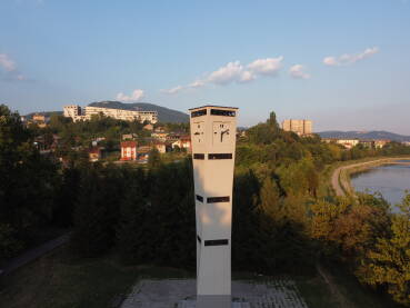 Sahat kula u Zenici koju je izgradila vojna misija Republike Turske 2009. godine. Nalazi se u parku Kamberovića polje, u dijelu parka pod nazivom Turski park.