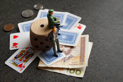 Ilustracija kockara, figure ljudi sa kockom, kartama i novcem.