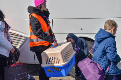 Volonterka u Slovačkoj pomaže izbjeglicama iz Ukrajine. Djevojka nosi psa u transporteru.