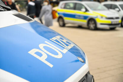 Automobili njemačke policije na ulici. Policijski automobil s natpisom "Polizei". Policijski patrolni automobil parkiran na ulici u Njemačkoj.