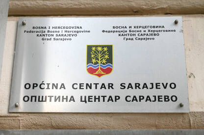 Tabla sa natpisom: Općina / opština Centar Sarajevo.