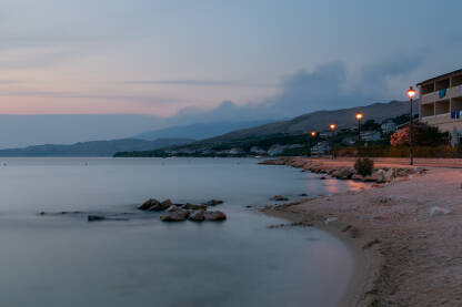 Morska obala u sumrak, plaža i šetalište u Pagu