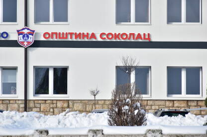 Natpis na ulazu u zgradu Opštinske uprave Sokolac na Sokocu, gdje se nalazi sjedište opštinske administracije.