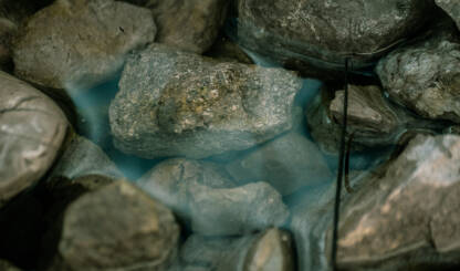 Pridodno kamenje u vodi