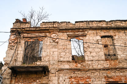 Stara i oštećena zgrada u gradu Mostaru, Bosna i Hercegovina. Posljedice rata.