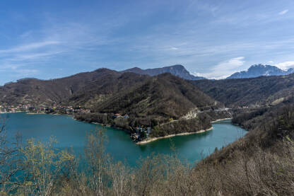 Jablaničko jezero. Zaljev kod Ulazne građevine, zahvata (ulaza) vode, za potrebe Hidroelektrane Jablanica.