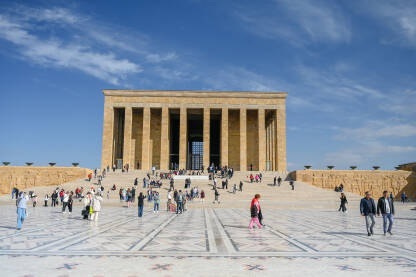 Ankara, Turska: Ljudi ispred mauzoleja Anitkabir. Anitkabir je mjesto počivanja Mustafe Kemala Atatürka. Atatürk je bio osnivač Republike Turske.