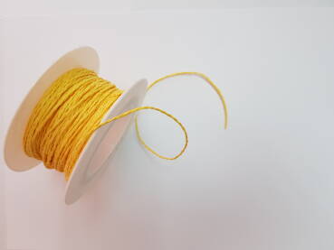 Tanki žuti konopac na bijelom koturu, služi za uvezivanje ili za označavanje, ili kao ukrasni materijal