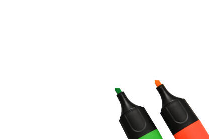 Zeleni i narandžasti markeri na bijeloj pozadini