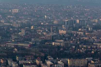 Urbani pejzaž grada Banja Luke u izmaglici u sumrak
