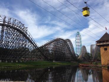 Six Flags, Zabavni park u Nju Djersiju (New Jersey) Six Flags, Zabavni park u Nju Djersiju (New Jersey-Amerika). Veoma popularan za vrijeme ljetnog raspusta i vrijeme praznika sa najboljim rolerkosterima.