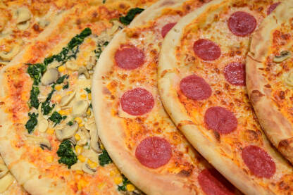 Ukusne pizza servirane u restoranu. Brza hrana. Mnogo različitih vrsta italijanskih pica na stolu.