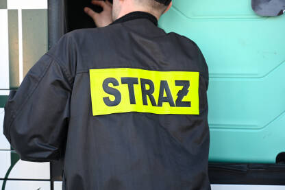 Slovačka: Vatrogasac u zaštitnoj uniformi sa natpisom na slovačkom jeziku.