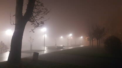 Banja Luka, Gospodska ulica, centar u magli. Smanjena vidljivost, smog, zagađenje zraka.