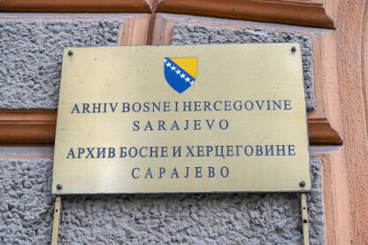 Tabla sa natpisom: Arhiv Bosne i Hercegovine u Sarajevu.