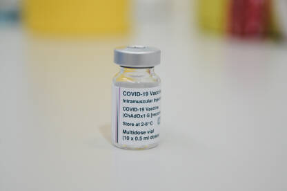 Bočica cjepiva protiv COVID-19. Cijepljenje. Boca s cjepivom. Imunizacija. Pandemija korona virusa.