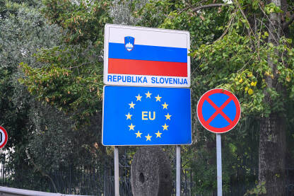Republika Slovenija. Tabla na ulazu u Sloveniju i Evropsku uniju (EU). Granica.