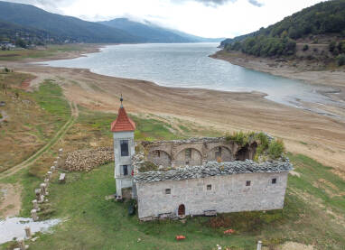 Ruševine stare crkve. Mavrovo, Sj. Makedonija. Crkva Svetog Nikole, izgrađena 1850. godine. Crkva je potopljena 1953. godine prilikom izgradnje Mavrovskog jezera, ali je vidliva tokom ljeta i suša.