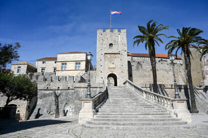 Korčula, Hrvatska. Stara kamena utvrda Korčula, Hrvatska. Stara kamena utvrda u centru grada. Stepenice, zidine i kula. Popularna turistička destinacija.