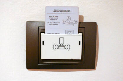 Hotelska kartica umetnuta u kontrolu prekidača za napajanje električnom energijom.