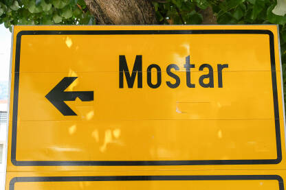 Saobraćajni znak sa natpisom Mostar.
