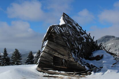 Srušena stara drvena kuća u sniježnoj idili