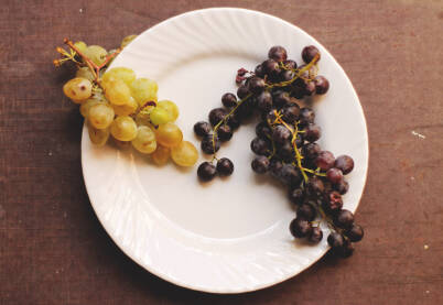 Crno i belo grožđe na belom tanjiru