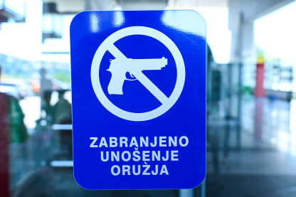 Zabranjeno unošenje oružja. Znak zabrane. Pištolj.