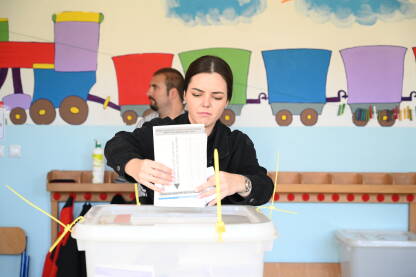 Djevojka glasa na izborima.
