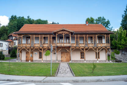Kuća Cekovića je kuća u Palama, na jugozapadnom dijelu Pala u Romanijskoj ulici. Građena od 1902. godine a gradnja je završena 1915. godine.