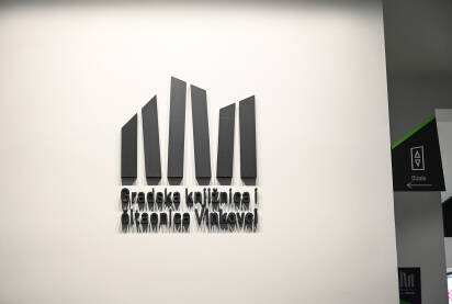 Gradska knjižnica Vinkovci, Hrvatska, natpis na zgradi.