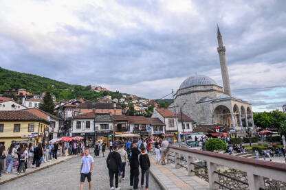 Prizren, Kosovo: Zgrade u centru grada. Prizren, Kosovo: Zgrade u centru grada. Ljudi šetaju u gradu.