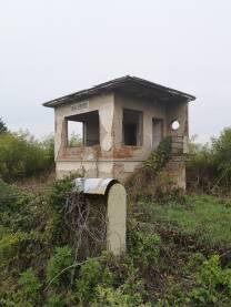 Skretničarska kućica na pruzi u Šamcu