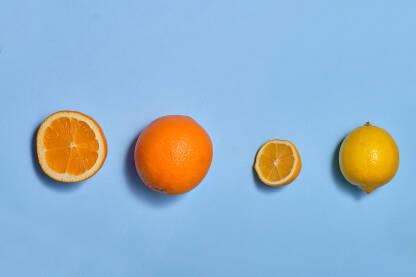 Narandže i limun na plavoj pozadini