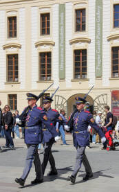 Ceremonija smjene straže u Praškom zamku. Ceremonija se odvija svakog dana tačno u podne, uz fanfare i zastave.