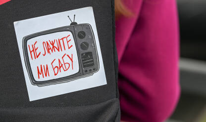 Studentski protesti u Srbiji Natpis "Ne lažite mi babu". Medijsko izvještavanje javnog servisa. Medijske manipulacije. Zarobljeno novinarstvo.