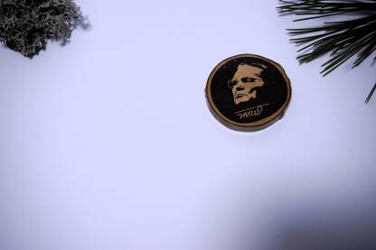 Suvenir s likom Josipa Broza Tita Suvenir s likom Josipa Broza Tita na svijetloj podlozi. Magnet, preslikana slika na komadu drveta. Tito je bio vođa jugoslavenskih partizana i predsjednik Jugoslavije