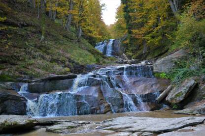 Zbog svoje nepristupačnosti, slapovi Kozice su slabo poznat lokalitet i veoma malo poznata destinacija, a ima se šta vidjeti i doživjeti. Ovaj prirodni dragulj nalazi se 10-ak kilometara od Fojnice.